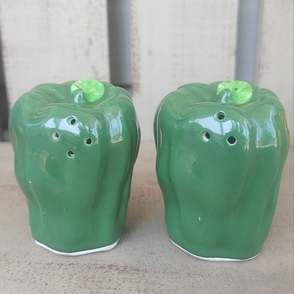 Source Unknown Kitchen Vintage 95s Ceramic Bell Green Peppers Vegetable Salt And Pepper